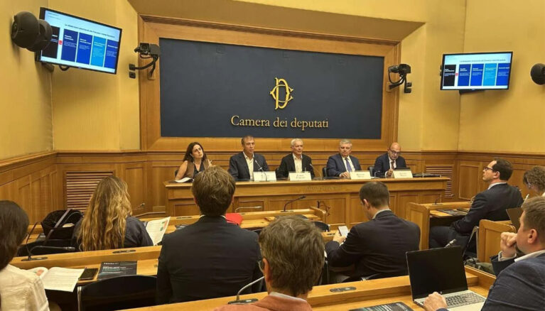 Una scossa per tagliare le bollette, con l’elettrificazione il risparmio è da 260 miliardi di euro fossili l’anno